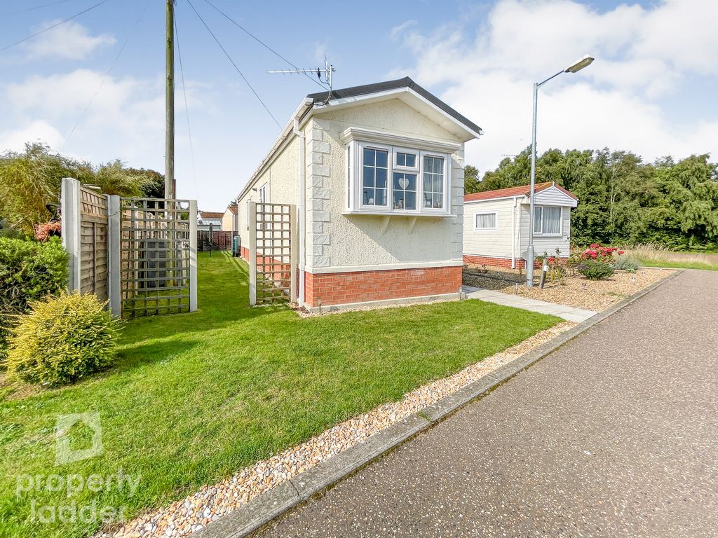 2 bed mobile/park home for sale in Woodland View, Stratton Strawless, Norwich NR10, £135,000