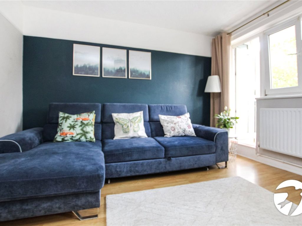 2 bed flat for sale in Well Hall Road, London SE9, £300,000