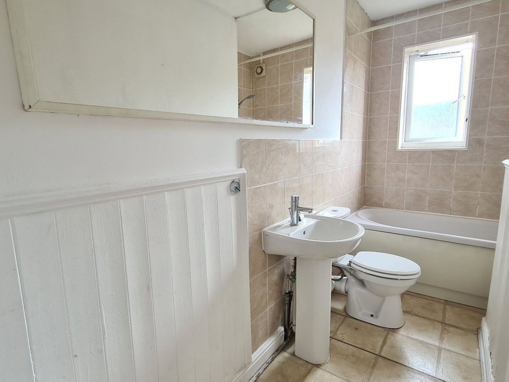 1 bed maisonette for sale in High Street, Colnbrook, Slough SL3, £190,000