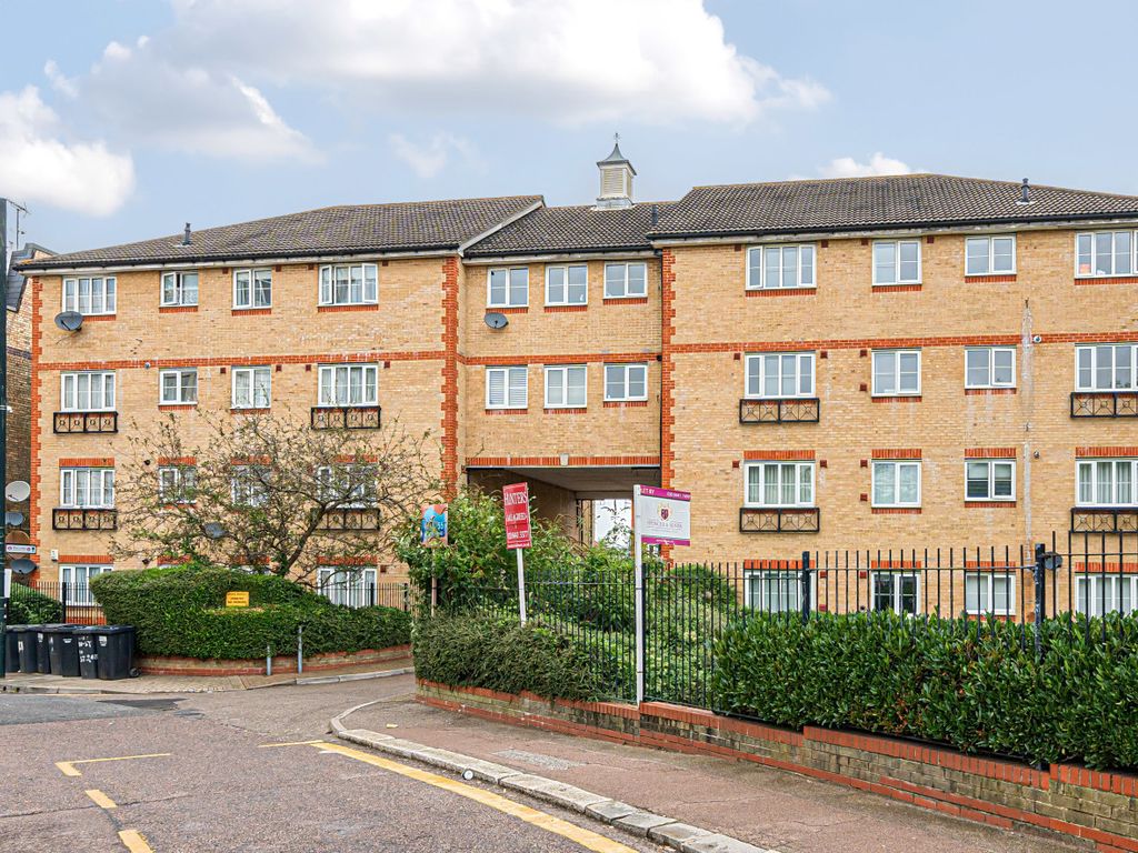 2 bed flat for sale in Alice Close, New Barnet, Barnet EN5, £315,000