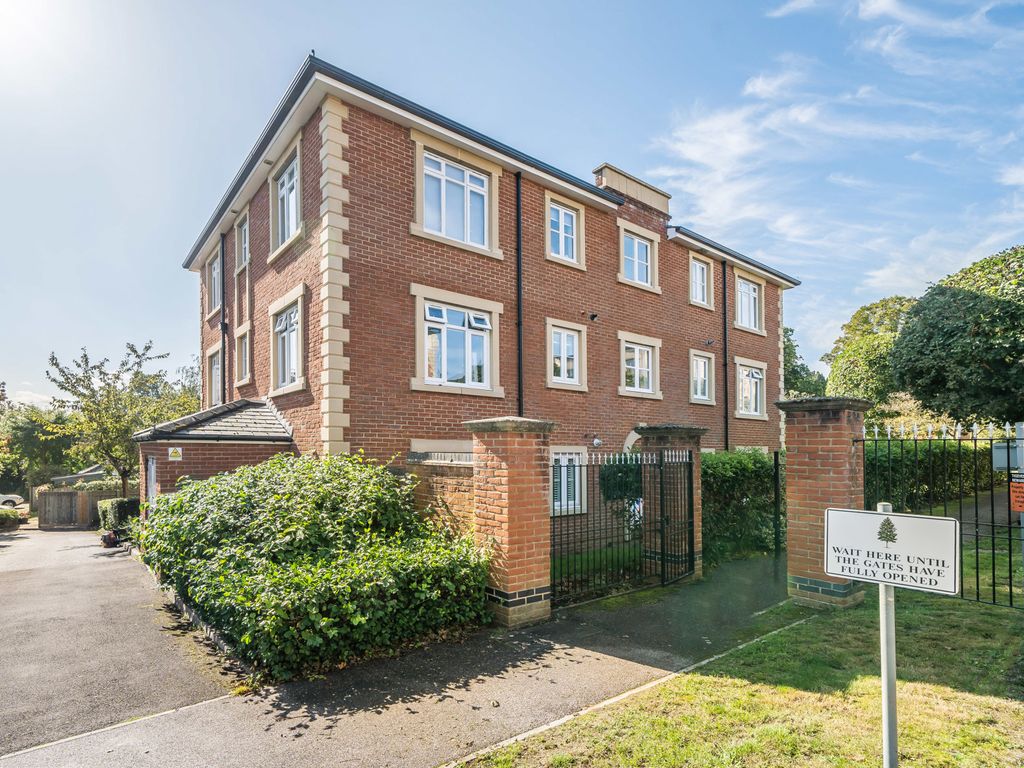2 bed flat for sale in Reed Drive, Redhill, Surrey RH1, £280,000