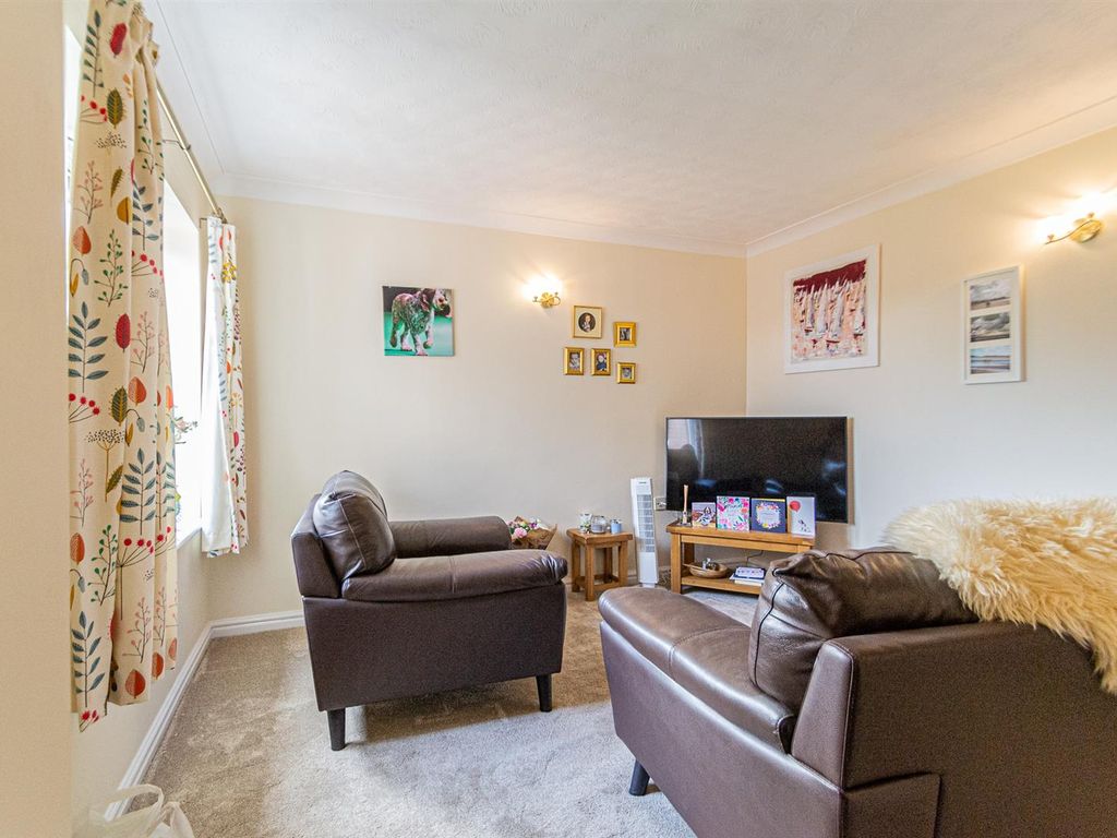2 bed flat for sale in Dingleway, Appleton, Warrington WA4, £125,000