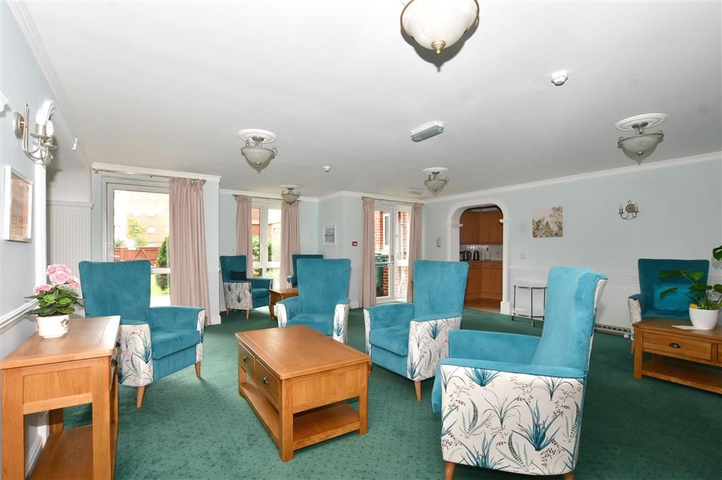 1 bed flat for sale in The Parade, Epsom, Surrey KT18, £160,000