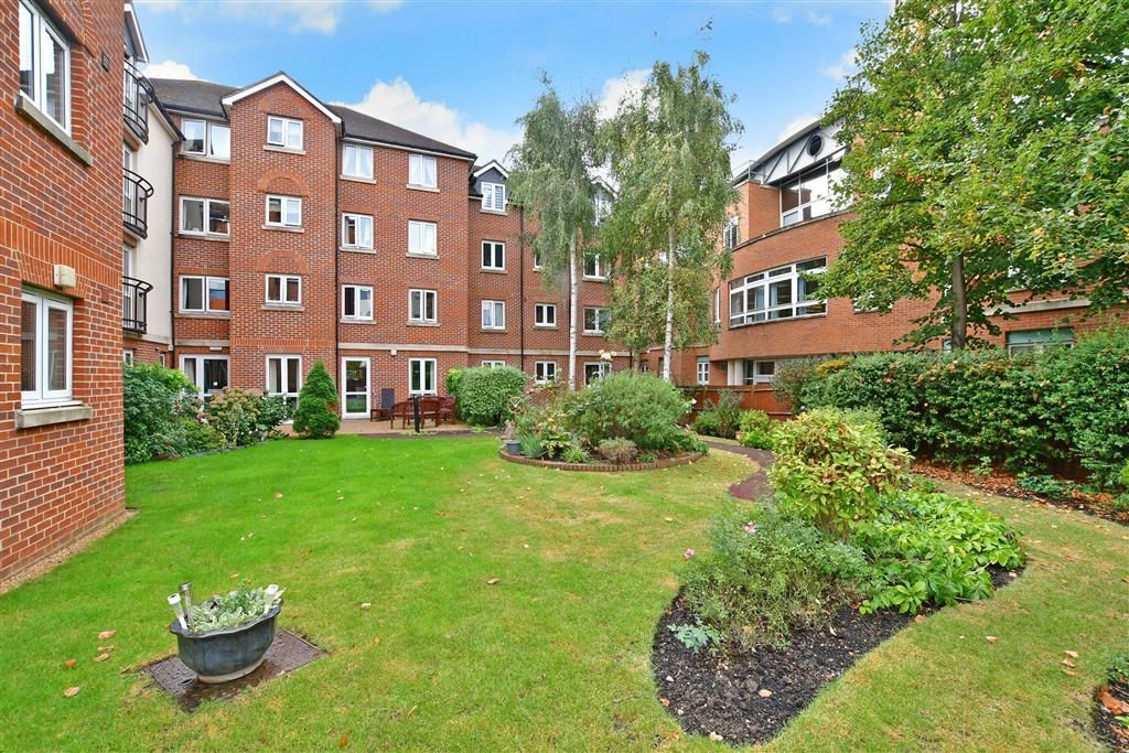 1 bed flat for sale in The Parade, Epsom, Surrey KT18, £160,000