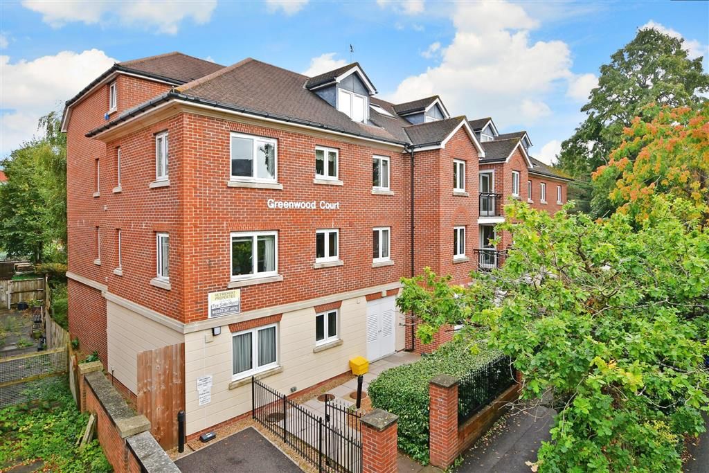 1 bed flat for sale in The Parade, Epsom, Surrey KT18, £160,000