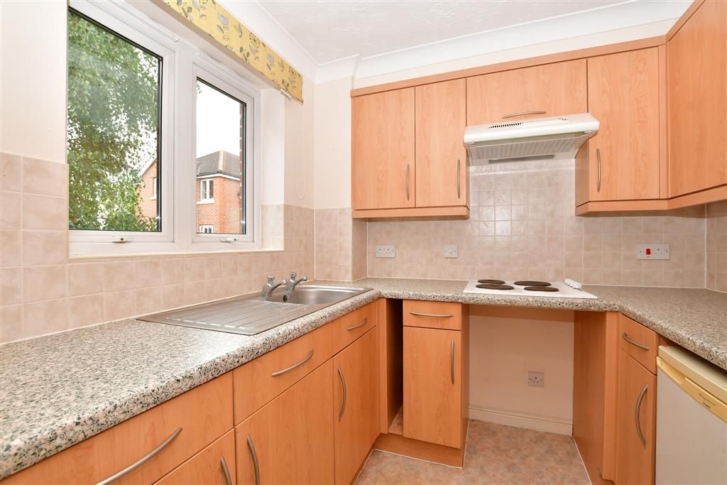 1 bed flat for sale in The Parade, Epsom, Surrey KT18, £160,000