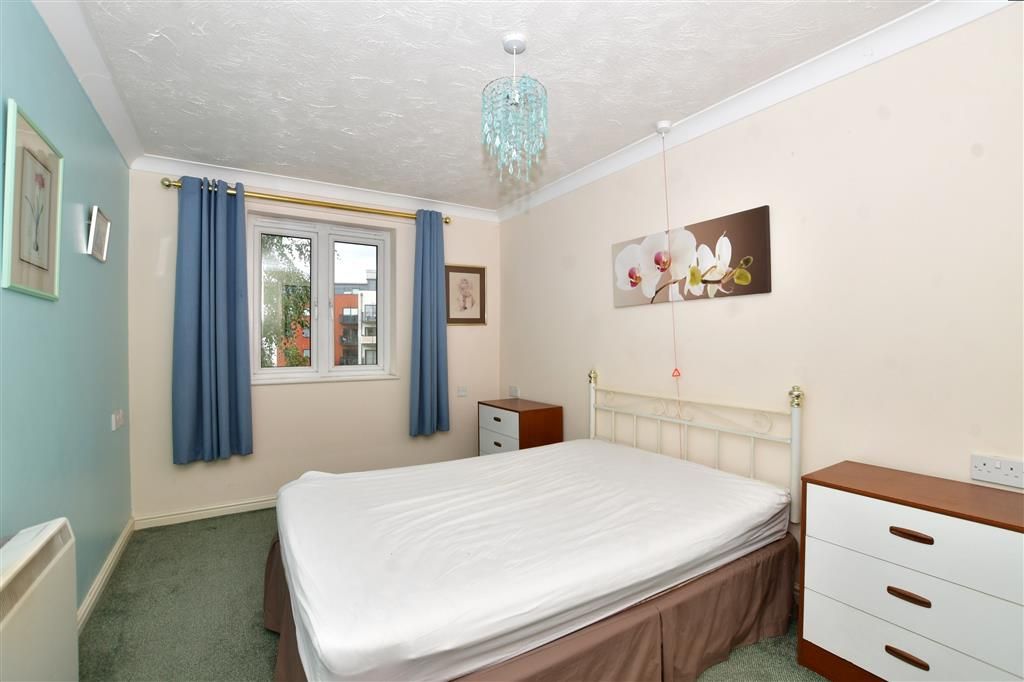 1 bed flat for sale in The Parade, Epsom, Surrey KT18, £160,000