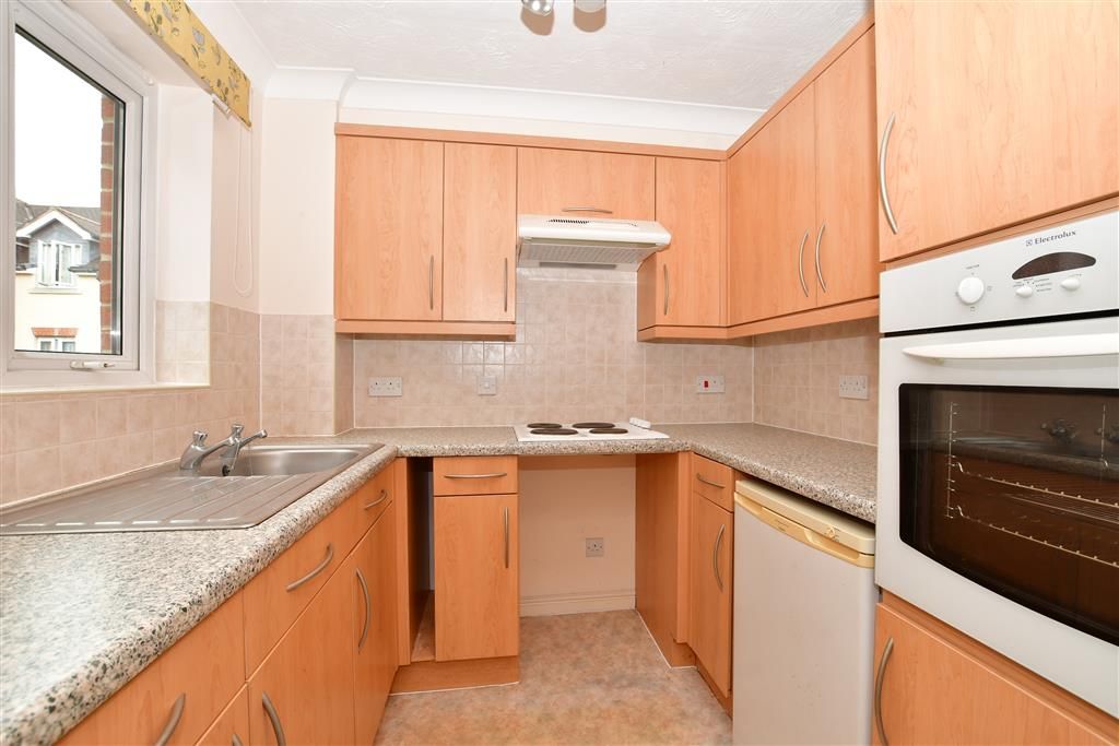 1 bed flat for sale in The Parade, Epsom, Surrey KT18, £160,000