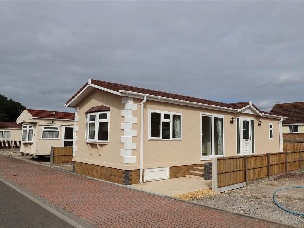 2 bed mobile/park home for sale in Queens Drive, Cambrian Residential Park, Cardiff CF5, £150,000