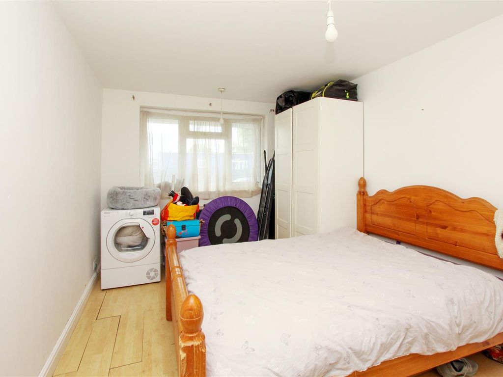 1 bed flat for sale in Perth Avenue, North Hayes UB4, £199,950