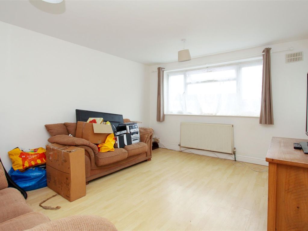 1 bed flat for sale in Perth Avenue, North Hayes UB4, £199,950