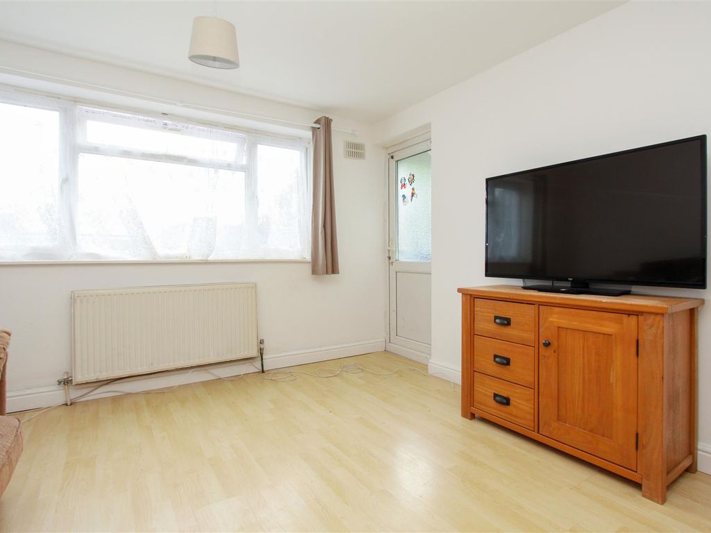 1 bed flat for sale in Perth Avenue, North Hayes UB4, £199,950