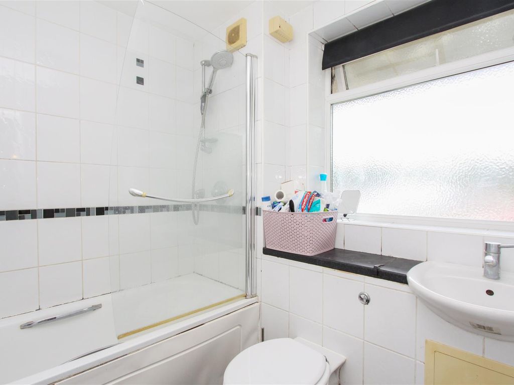 1 bed flat for sale in Perth Avenue, North Hayes UB4, £199,950