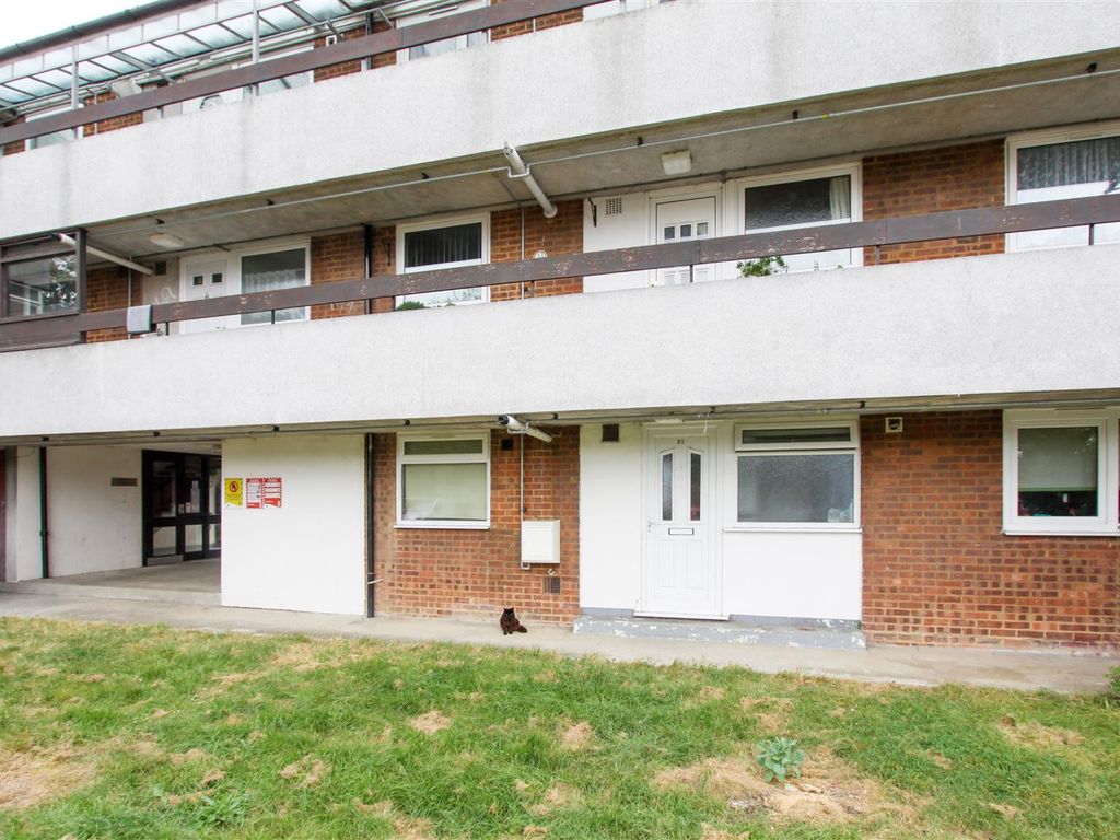1 bed flat for sale in Perth Avenue, North Hayes UB4, £199,950