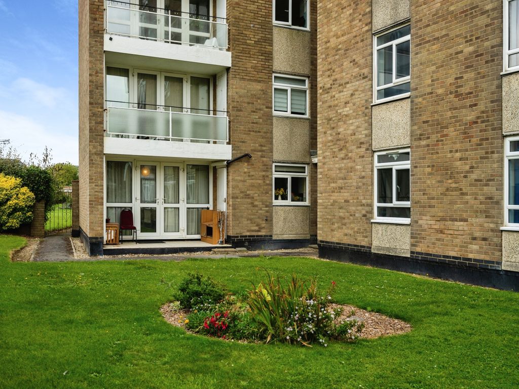 2 bed flat for sale in Brighton Road, Worthing BN11, £260,000