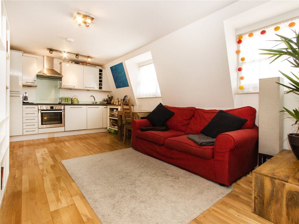 1 bed flat for sale in Coopersale Road, London E9, £299,995