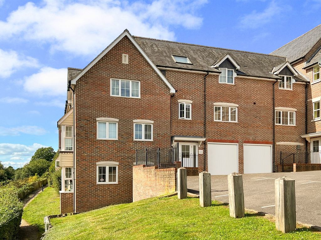 2 bed flat for sale in Harwood Close, Codmore Hill, Pulborough, West Sussex RH20, £215,000