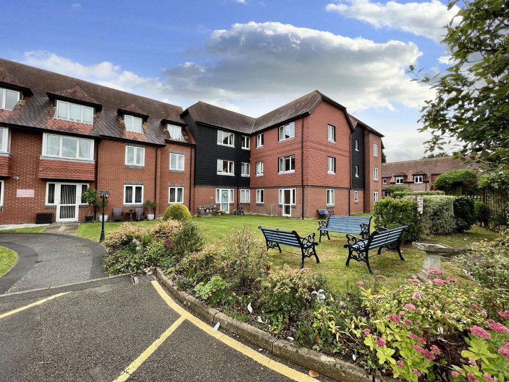 2 bed flat for sale in Cedar Court, Woodbury Lane, Tenterden TN30, £275,000