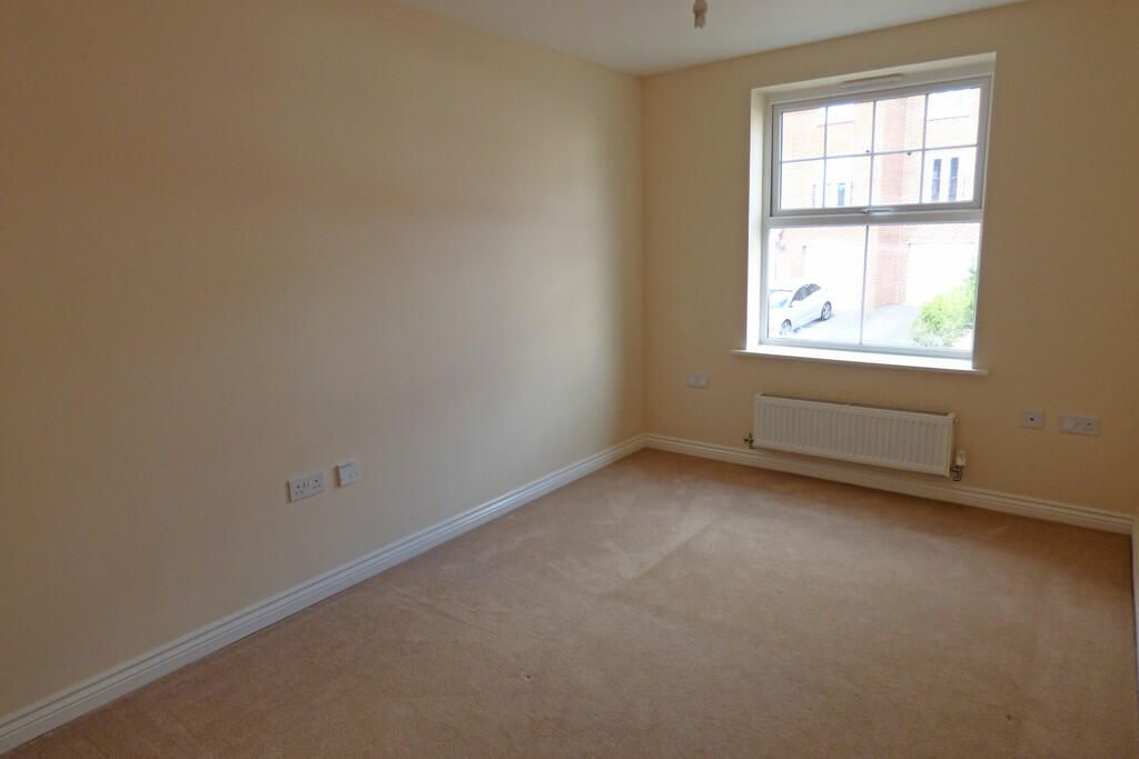 2 bed flat for sale in Peach Pie Street, Wincanton BA9, £100,000