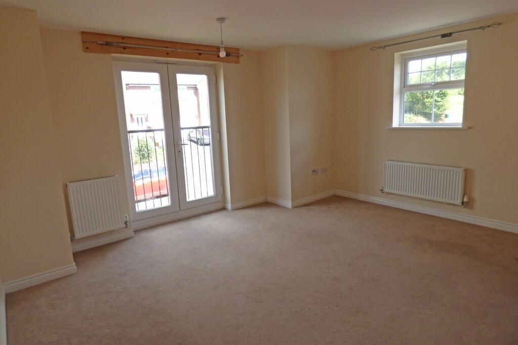 2 bed flat for sale in Peach Pie Street, Wincanton BA9, £100,000
