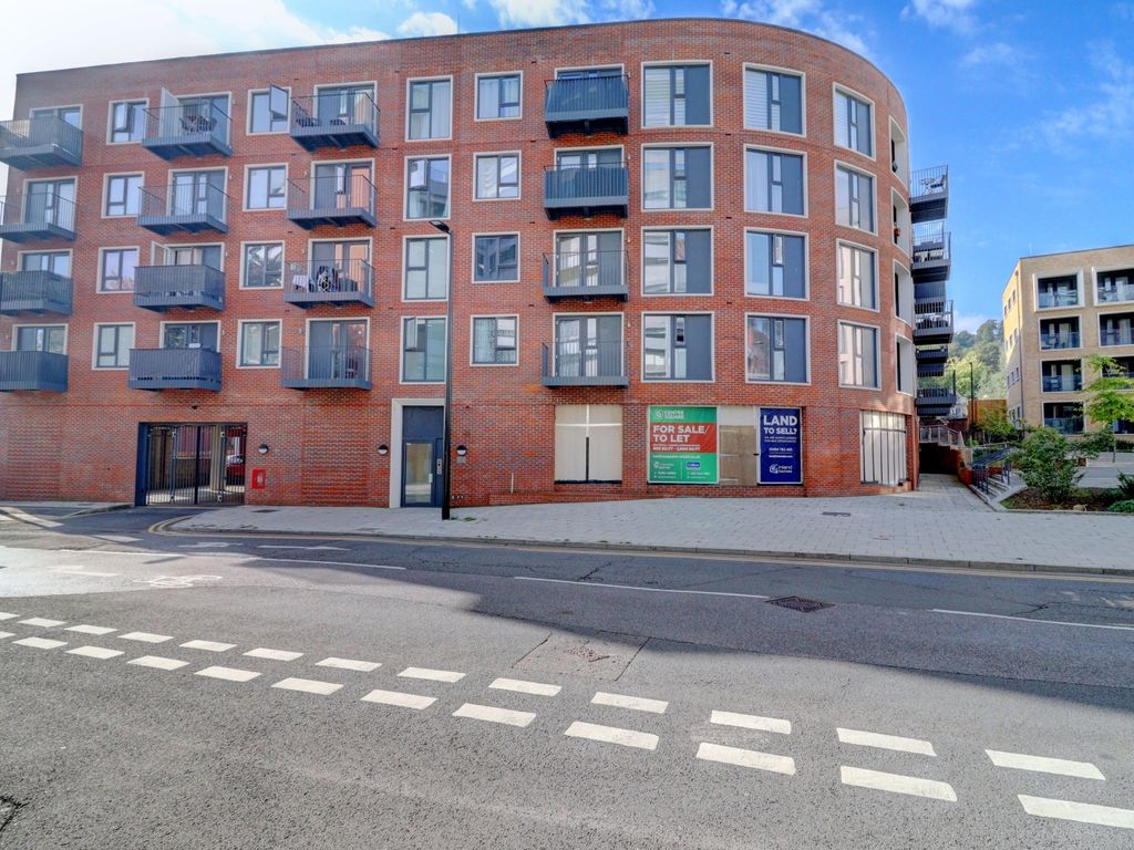 1 bed flat for sale in Lilys Walk, High Wycombe HP11, £220,000