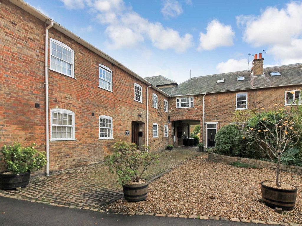 2 bed flat for sale in Tring Station, Tring HP23, £262,000