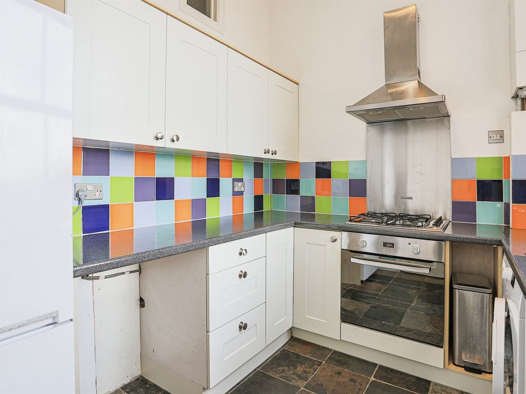 2 bed flat for sale in Kings Road, Harrogate HG1, £230,000