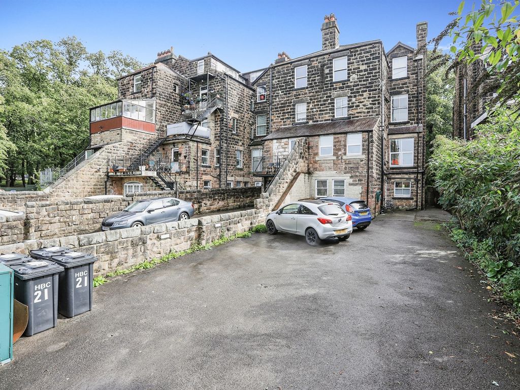 2 bed flat for sale in Kings Road, Harrogate HG1, £230,000