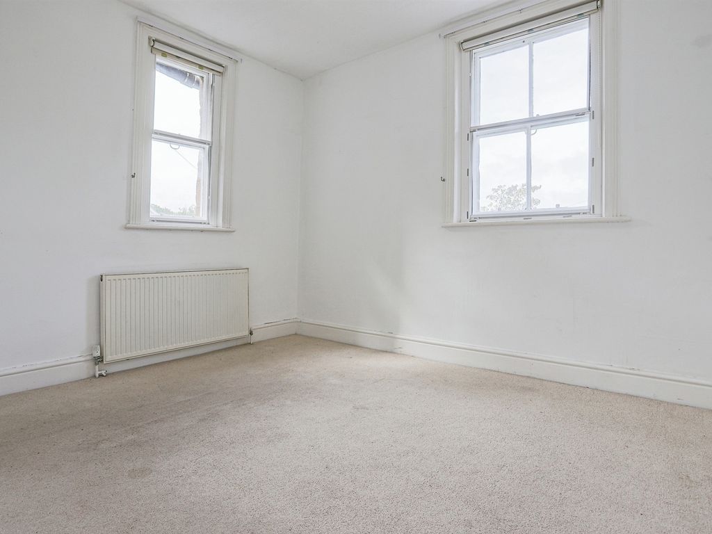2 bed flat for sale in Kings Road, Harrogate HG1, £230,000