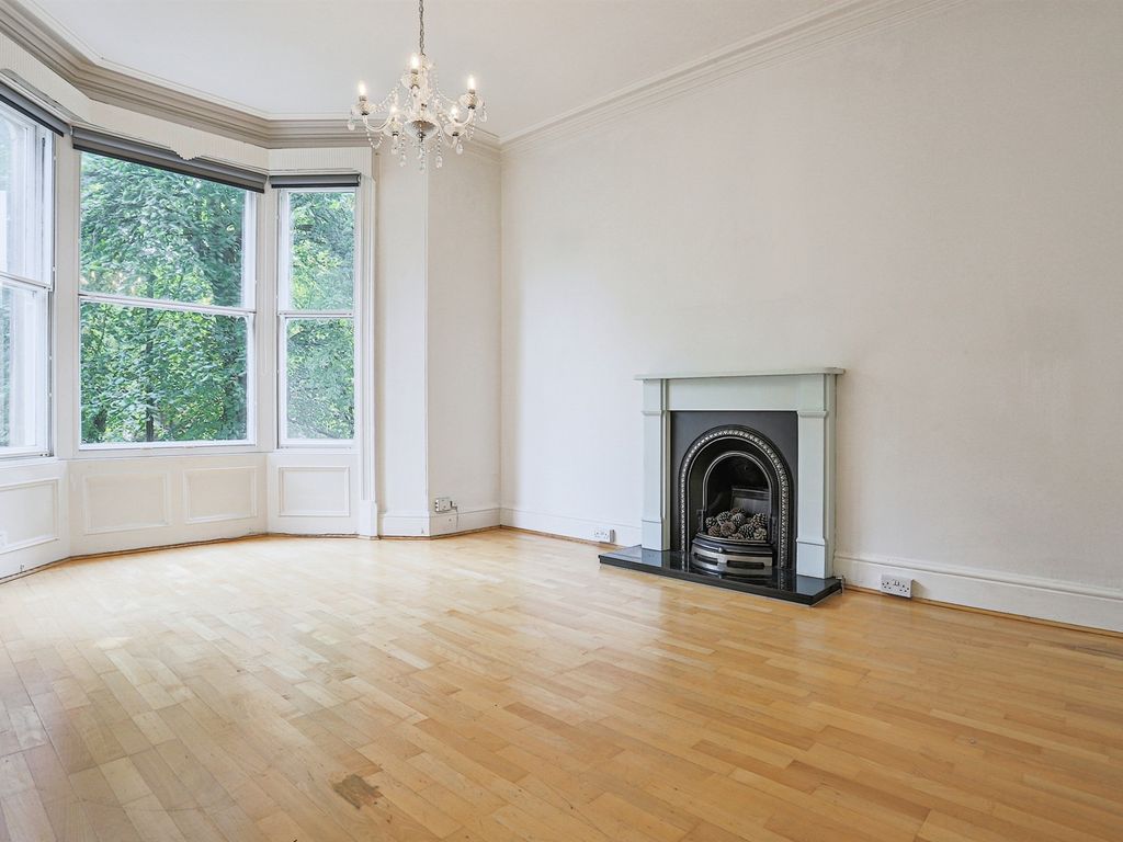 2 bed flat for sale in Kings Road, Harrogate HG1, £230,000