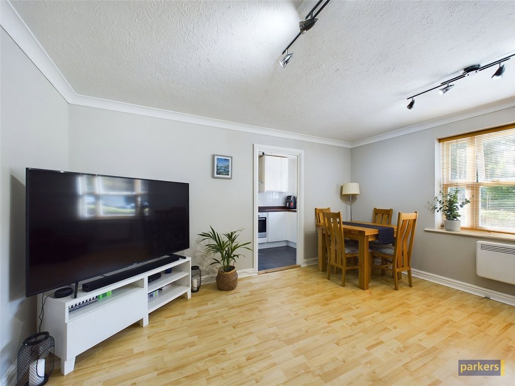 2 bed flat for sale in Rembrandt Way, Reading, Berkshire RG1, £210,000