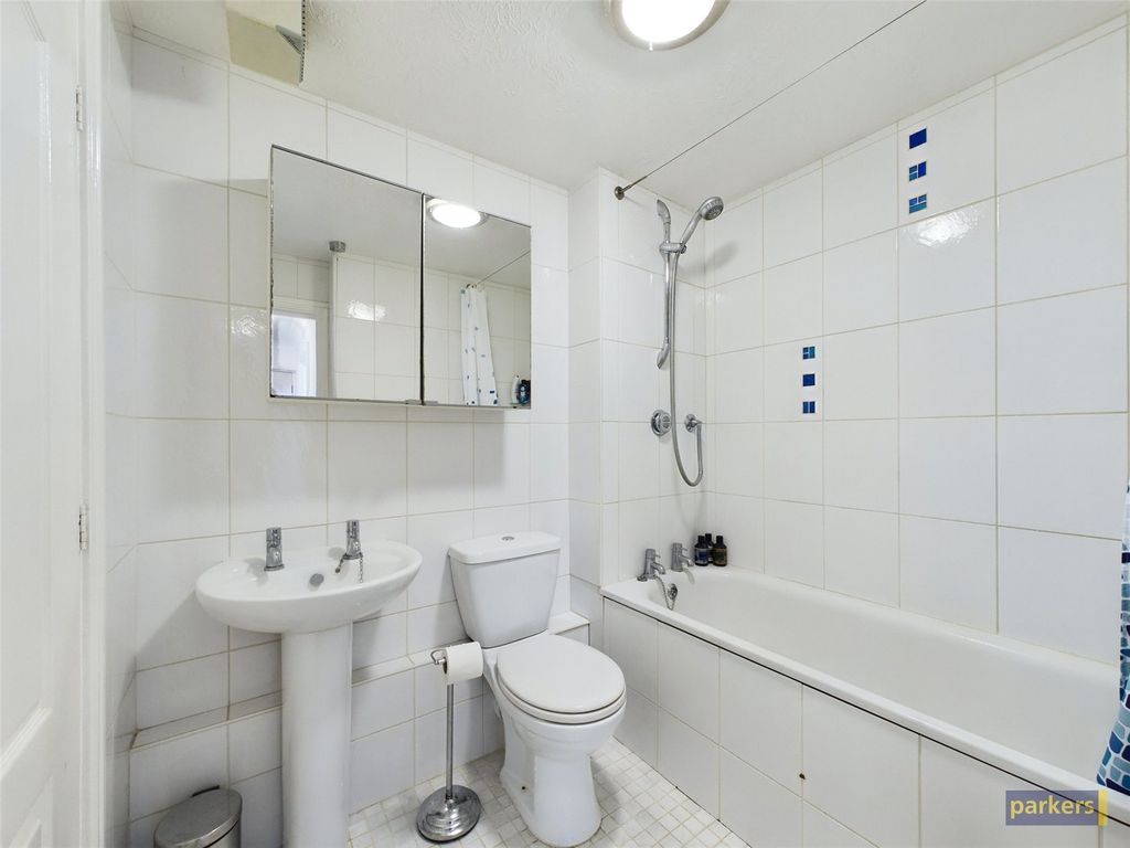 2 bed flat for sale in Rembrandt Way, Reading, Berkshire RG1, £210,000