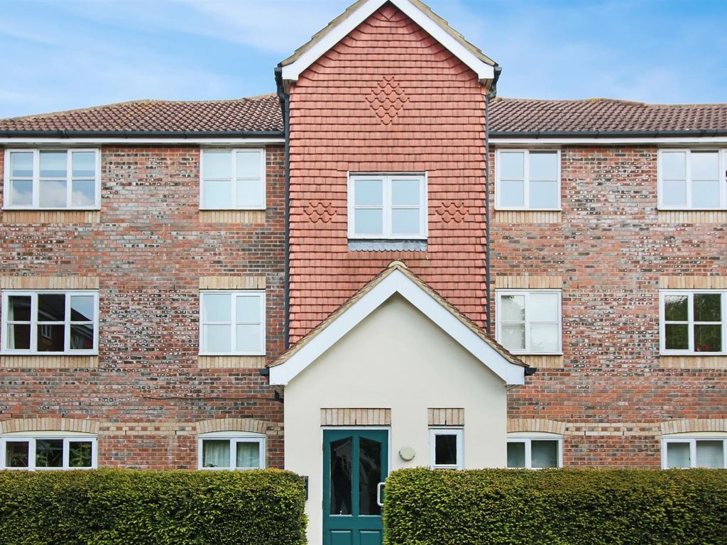 1 bed flat for sale in Whitehead Way, Aylesbury HP21, £140,000