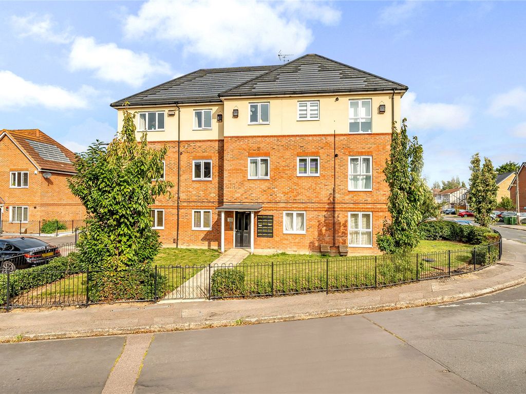 2 bed flat for sale in Holywell Way, Stanwell, Surrey TW19, £260,000
