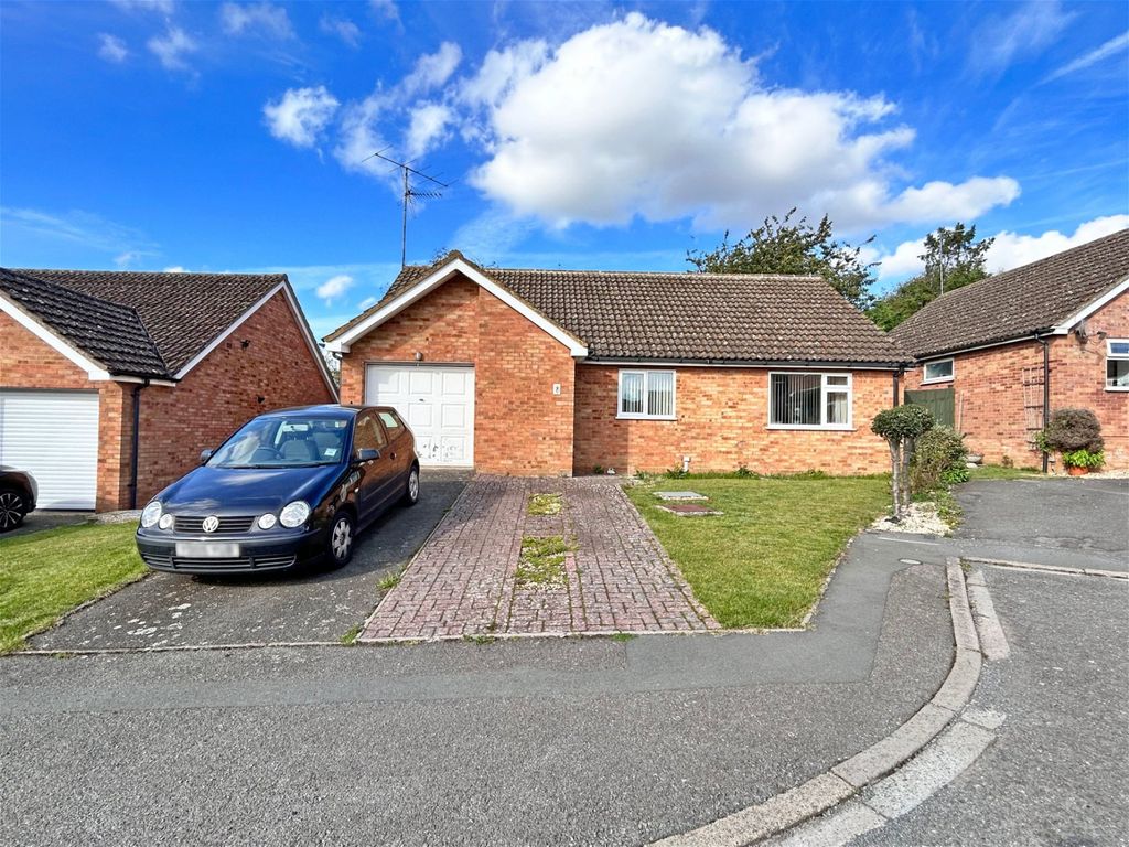 3 bed bungalow for sale in Brook Farm Close, Wymington, Rushden NN10, £325,000
