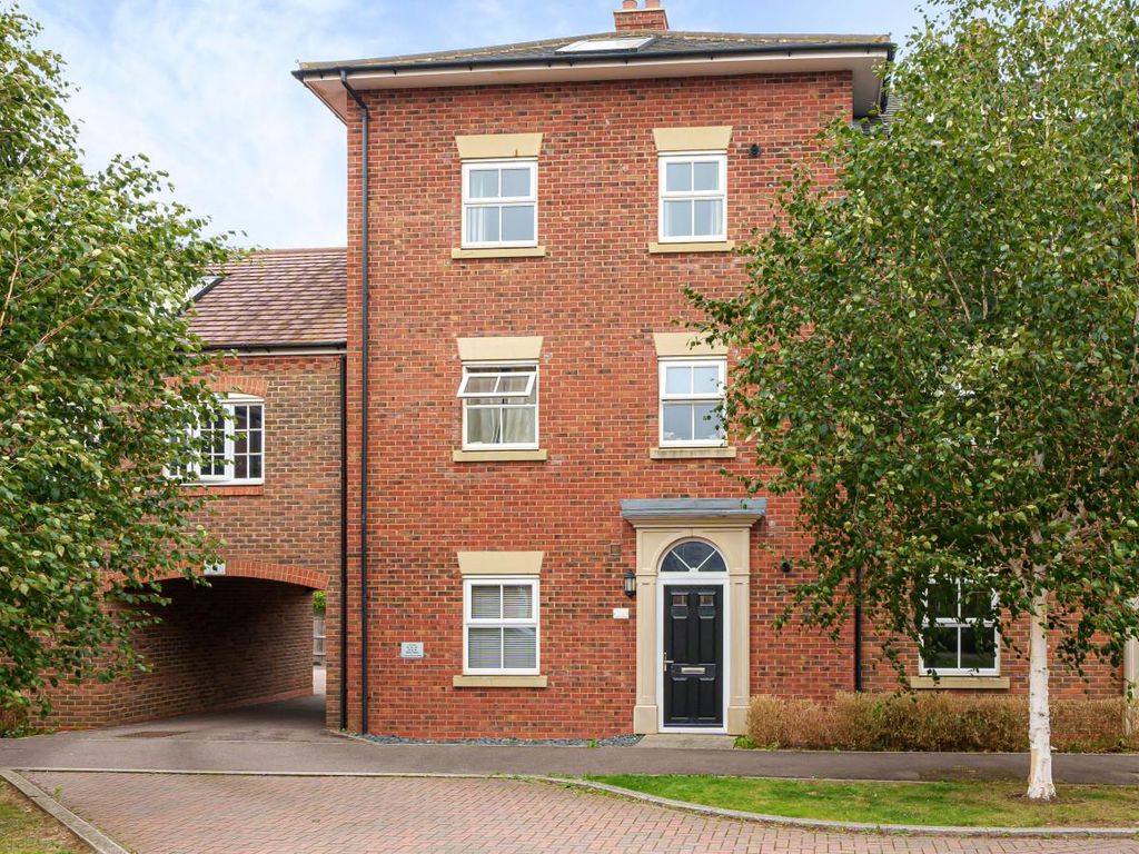 1 bed flat for sale in Oliver Close, Kempston, Bedford MK42, £185,000