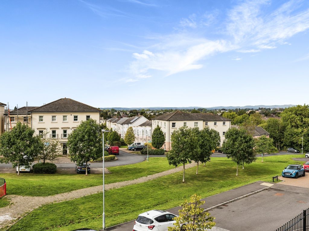 2 bed flat for sale in Cheltenham, Gloucestershire GL52, £100,000