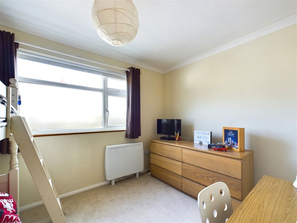 2 bed flat for sale in Clifton Gardens, Clifton Road, Worthing BN11, £220,000