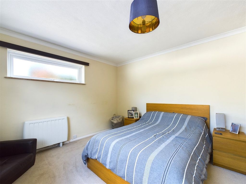 2 bed flat for sale in Clifton Gardens, Clifton Road, Worthing BN11, £220,000