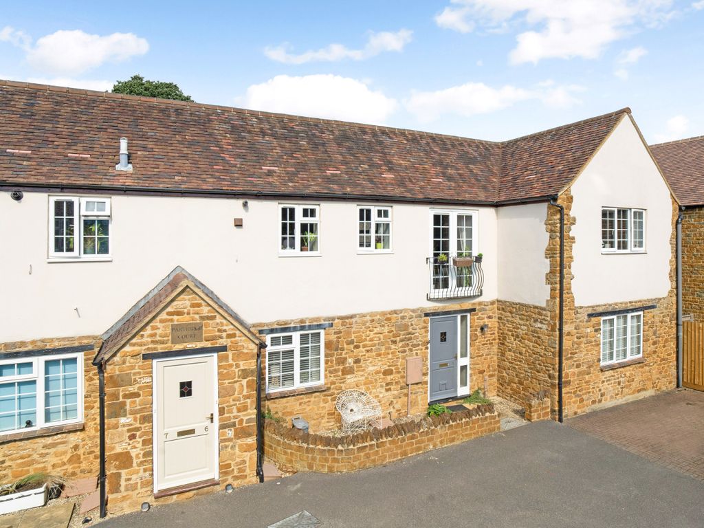 2 bed flat for sale in Round Close Road, Adderbury OX17, £250,000