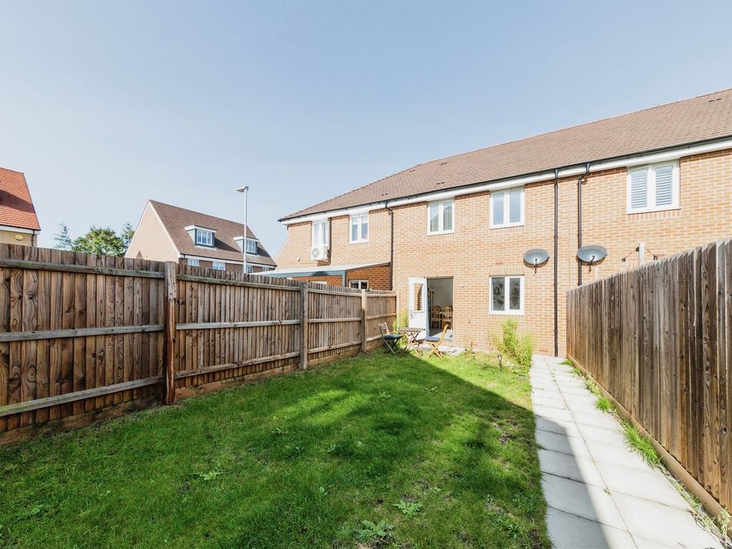 3 bed terraced house for sale in Cedar Corner, Hitchin, Stotfold SG5, £144,000