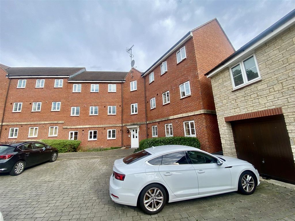 2 bed flat for sale in Dovedale, Swindon SN25, £159,500
