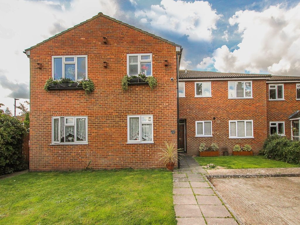 2 bed flat for sale in Linden Way, Shepperton TW17, £285,000