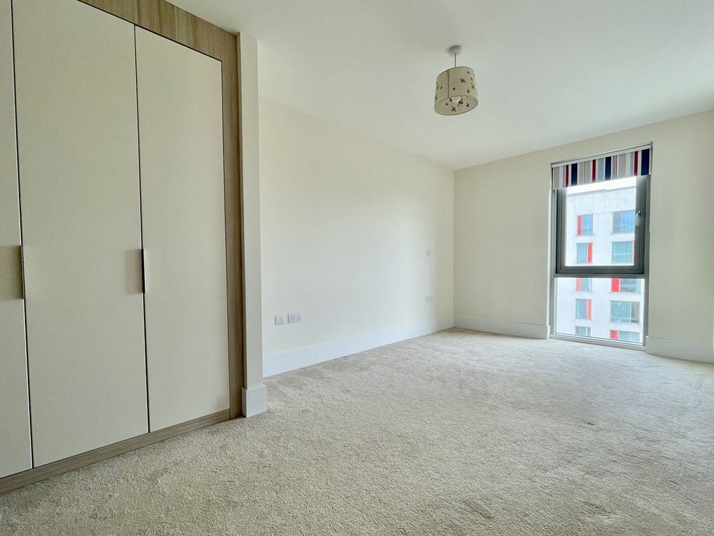 2 bed flat for sale in The Summit, Upper Terrace Road, Bournemouth BH2, £300,000