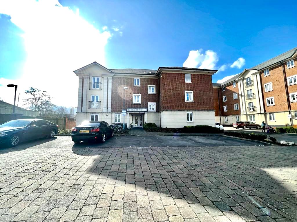 2 bed flat for sale in Brunel Crescent, Swindon SN2, £165,000