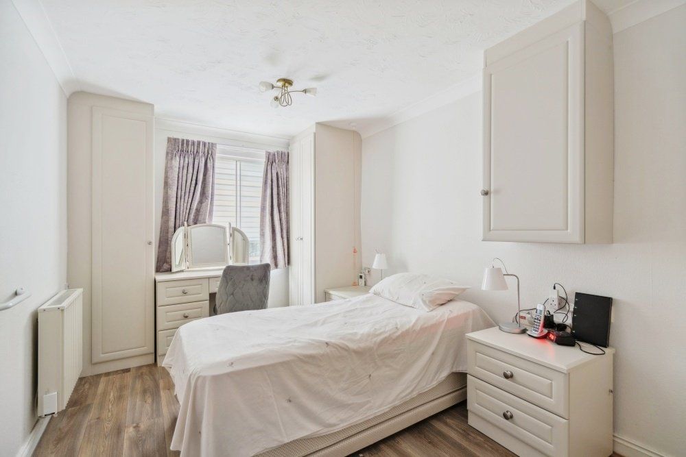 1 bed flat for sale in Uxbridge Road, Hatch End, Pinner HA5, £215,000