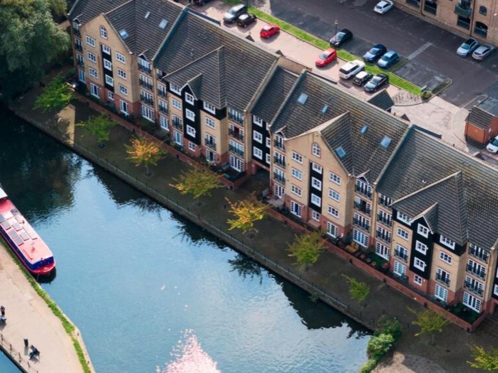 2 bed flat for sale in Longman Court, Stationers Place, Apsley, Hertfordshire HP3, £320,000