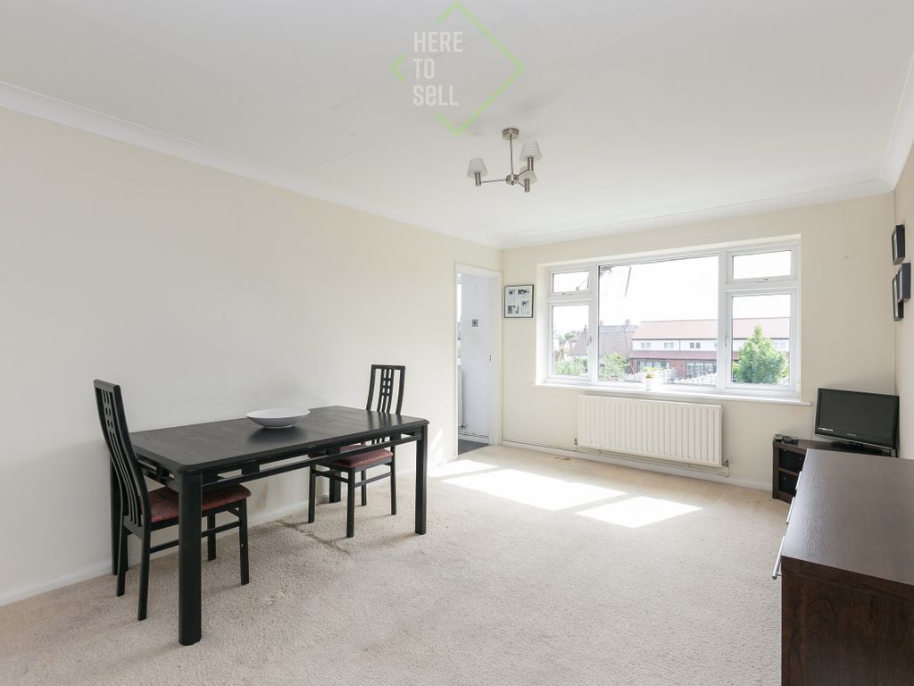 2 bed maisonette for sale in Sinclair Road, Chingford E4, £300,000