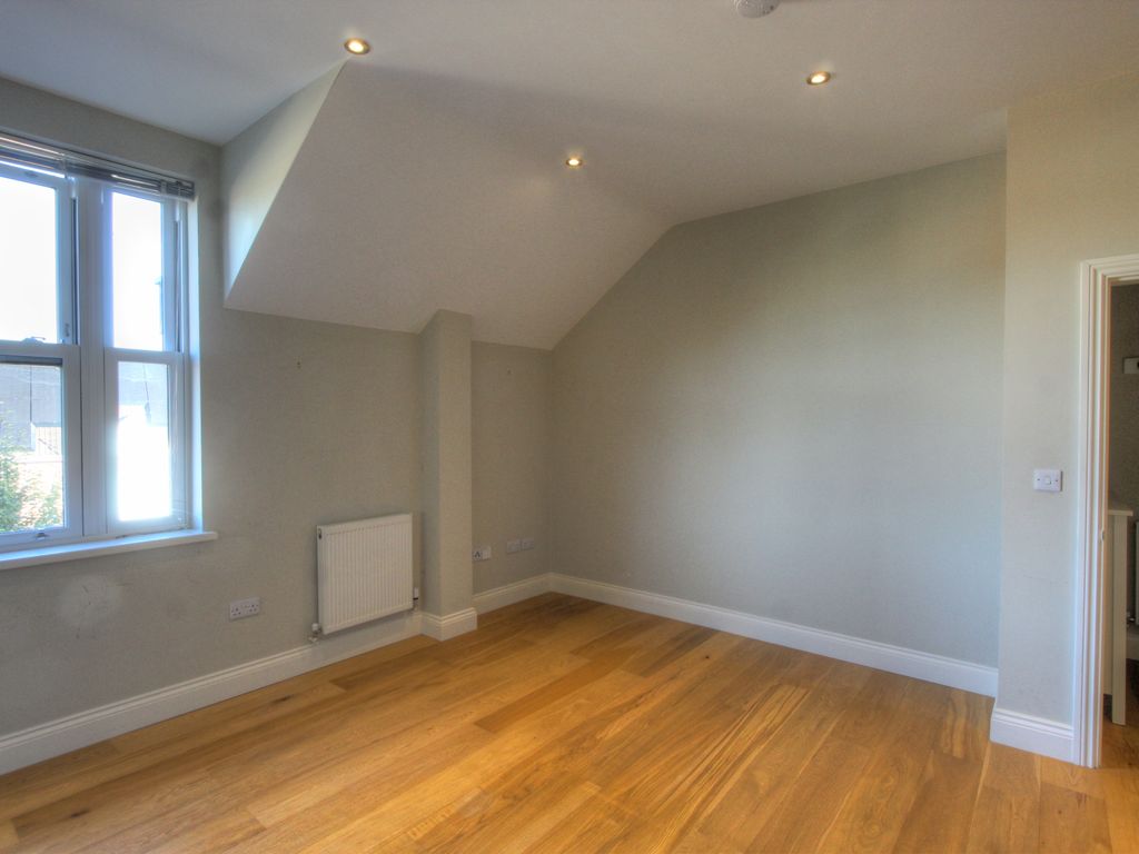 1 bed flat for sale in Station Road, Bourne End SL8, £230,000