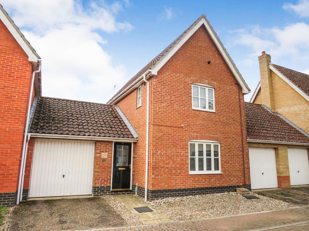 3 bed link-detached house for sale in Pennycress Drive, Thetford IP24, £250,000
